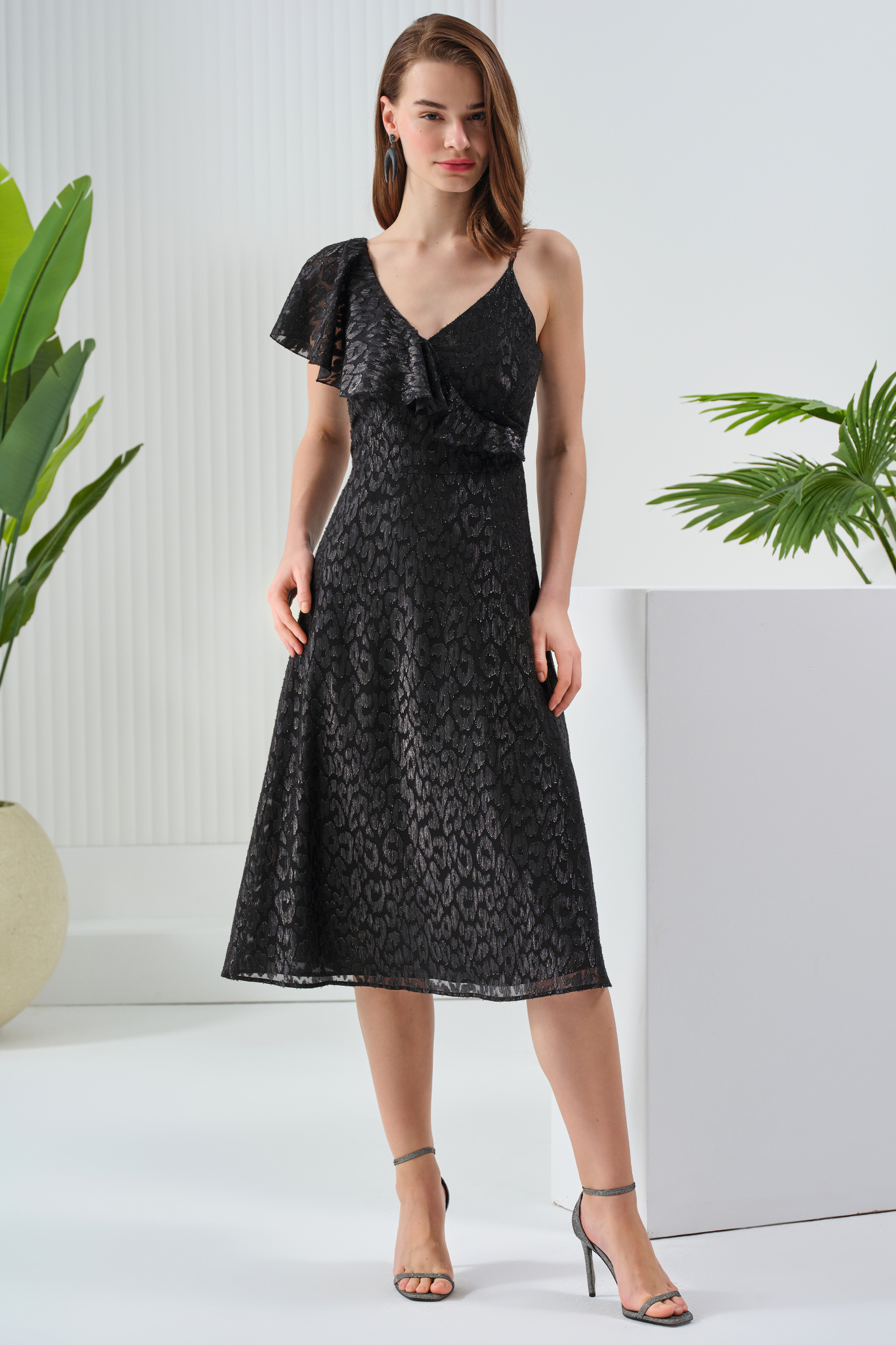 Asimetrik Fırfır Detaylı Şık Elbise