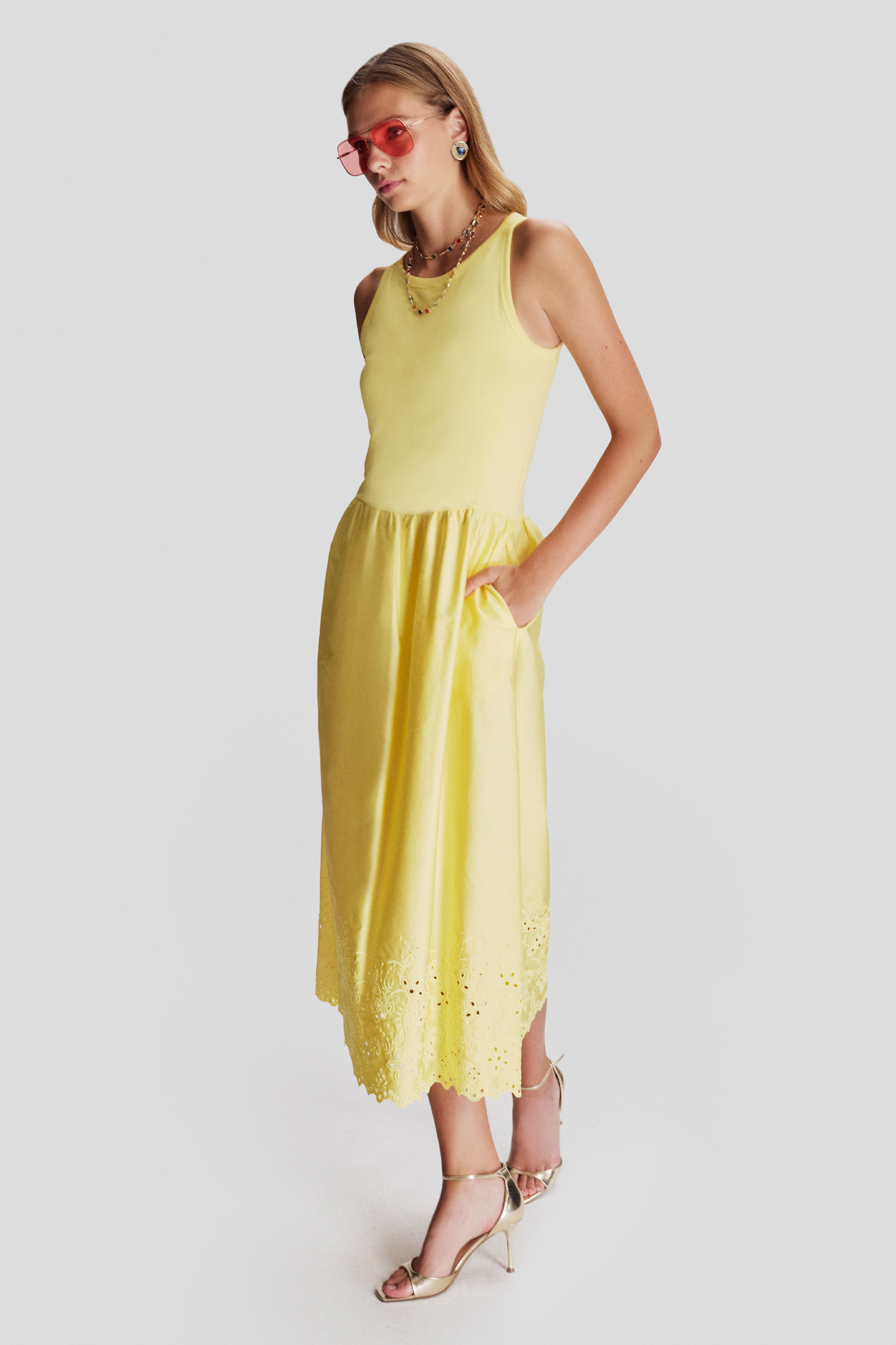 Etek Ucu Brodeli Kumaş Karışımlı Elbise