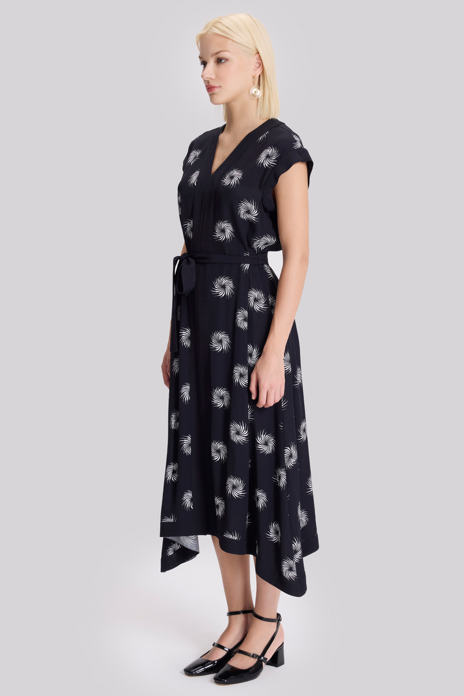 Beli Kuşaklı Asimetrik Elbise