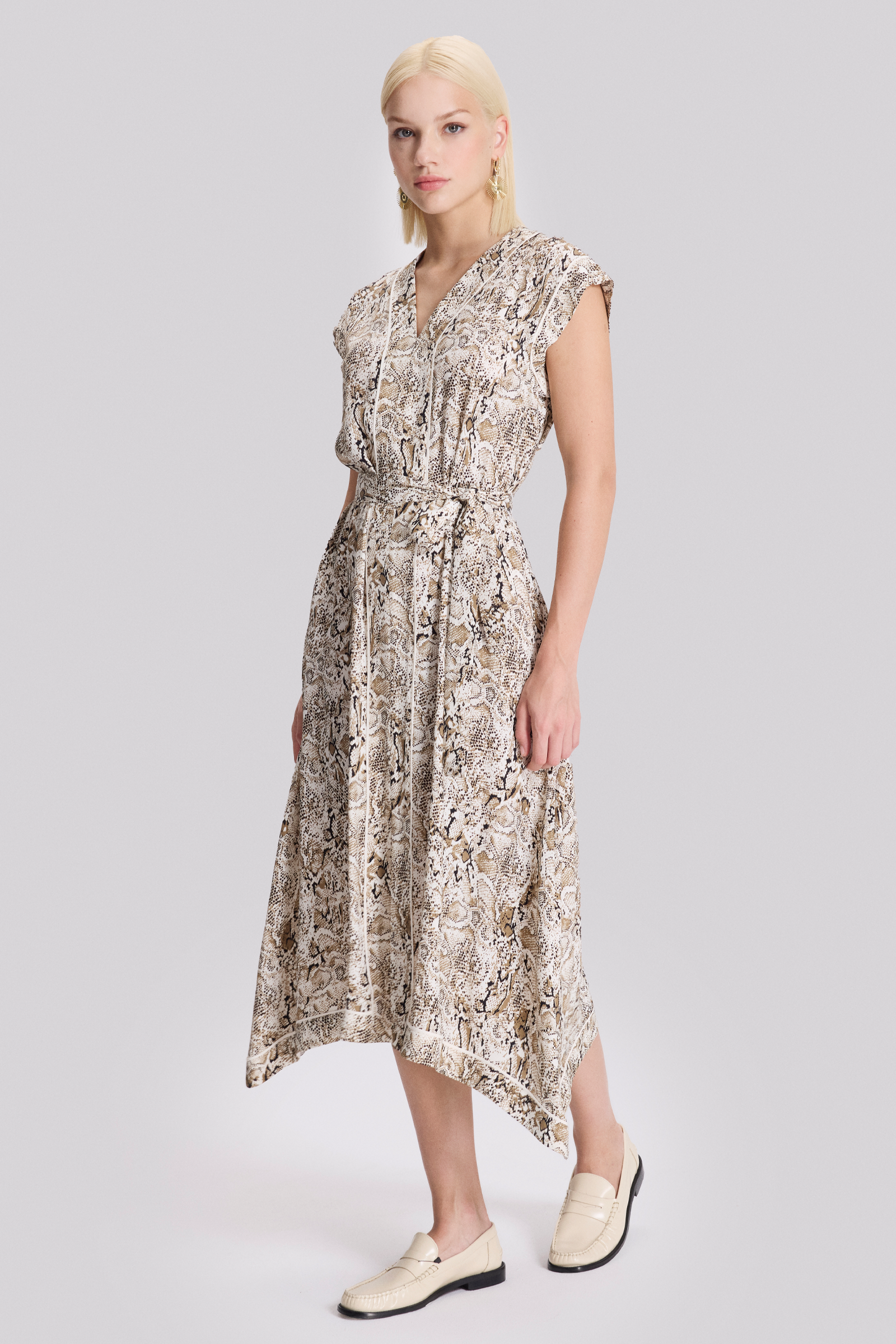 Beli Kuşaklı Asimetrik Elbise