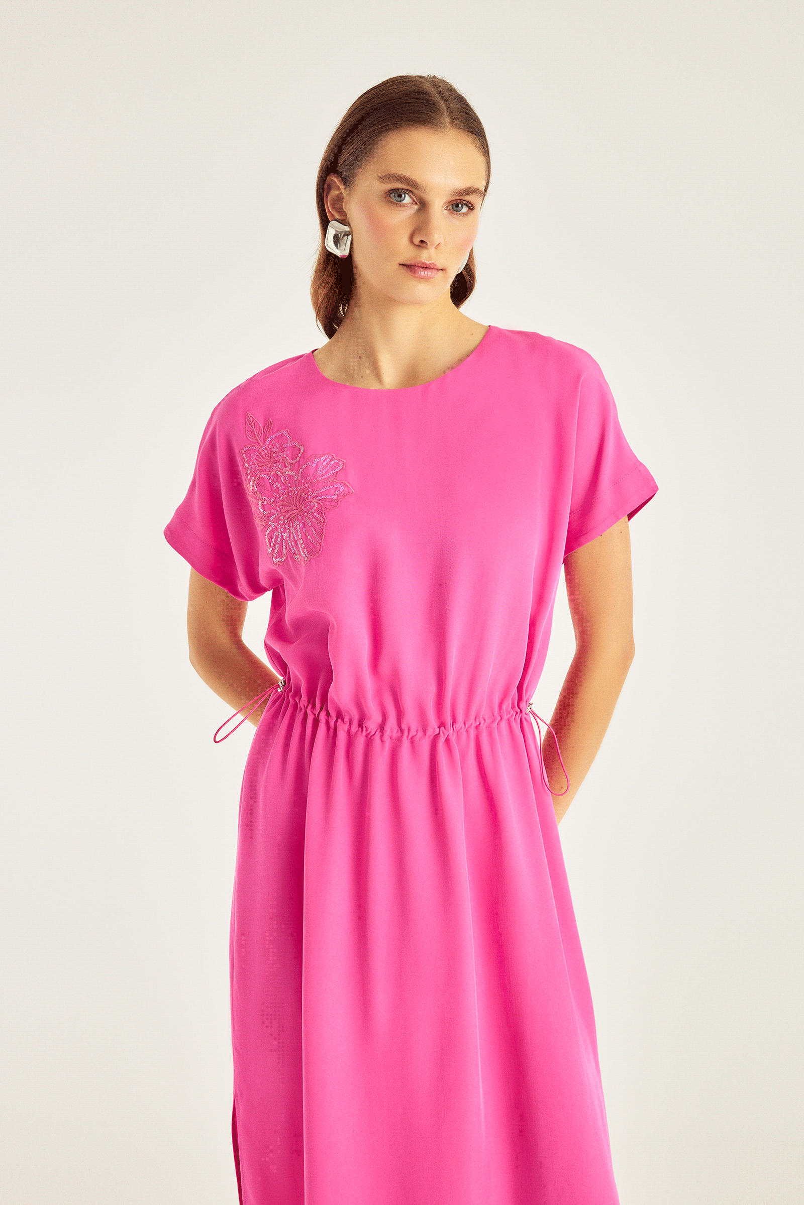 Nakış Detaylı Beli Büzgülü Midiboy Elbise