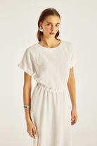 Nakış Detaylı Beli Büzgülü Midiboy Elbise