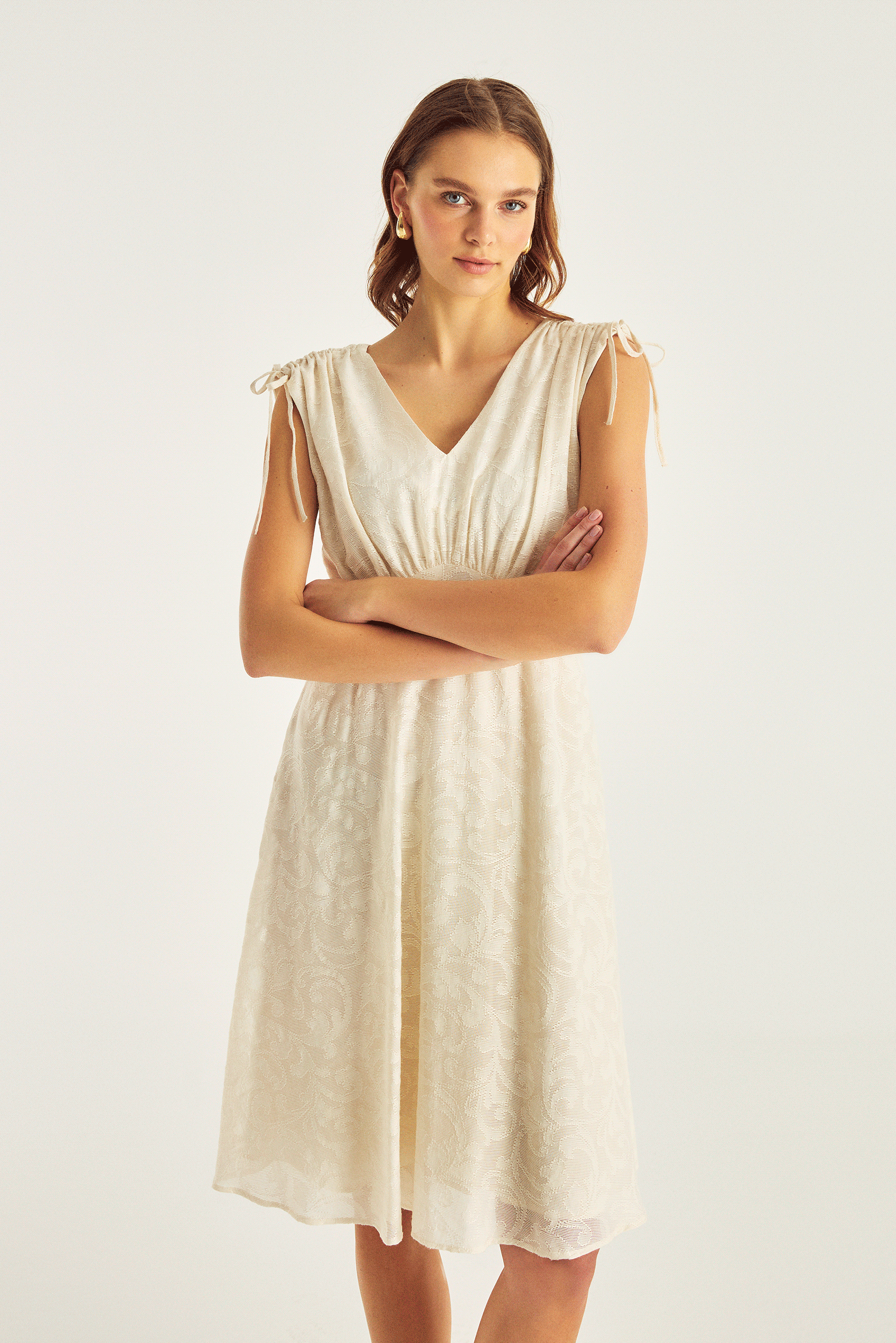 Omuzu Büzgü Detaylı Midi Boy Elbise