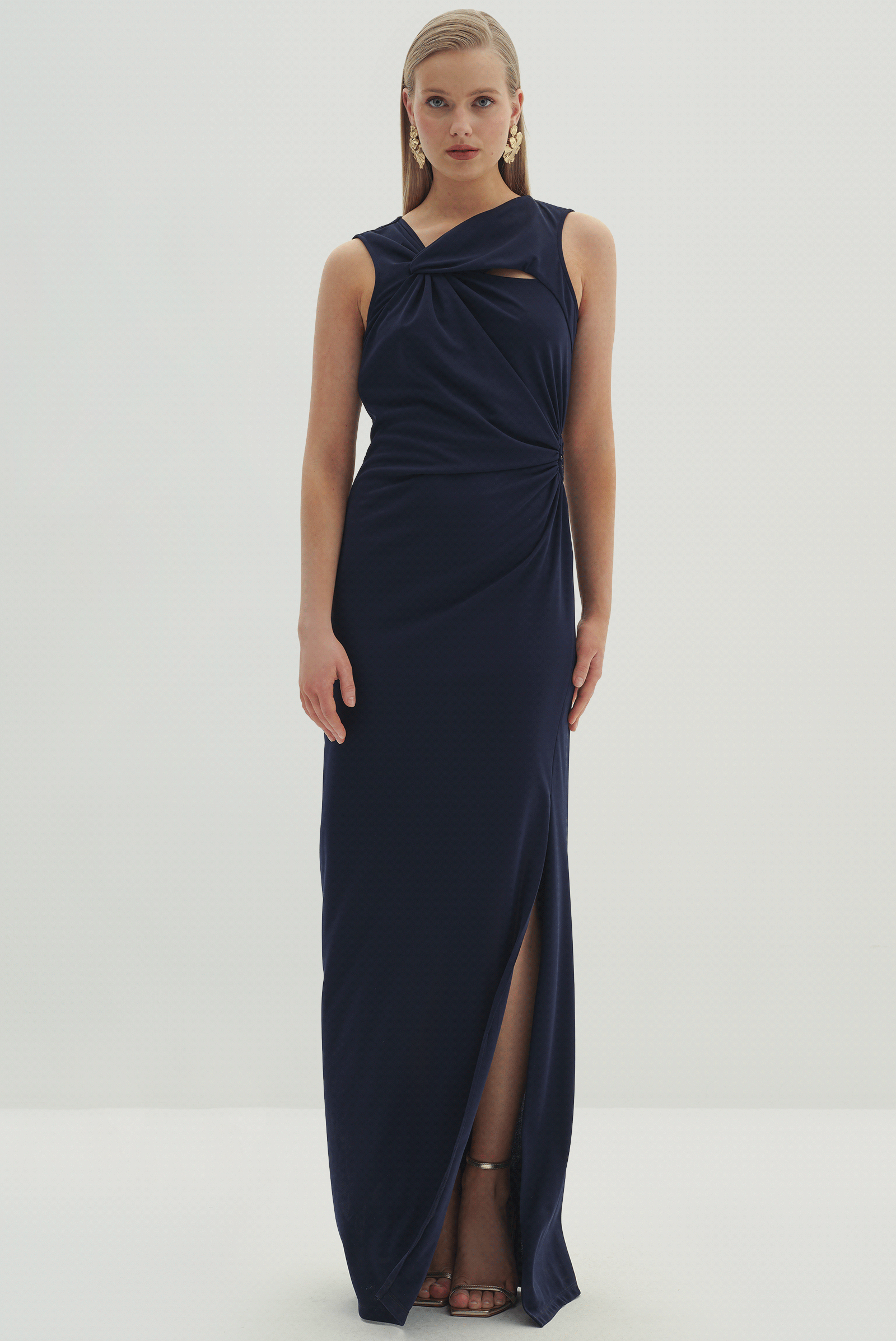 Aksesuar Detaylı Drapeli Yırtmaçlı Uzun Elbise