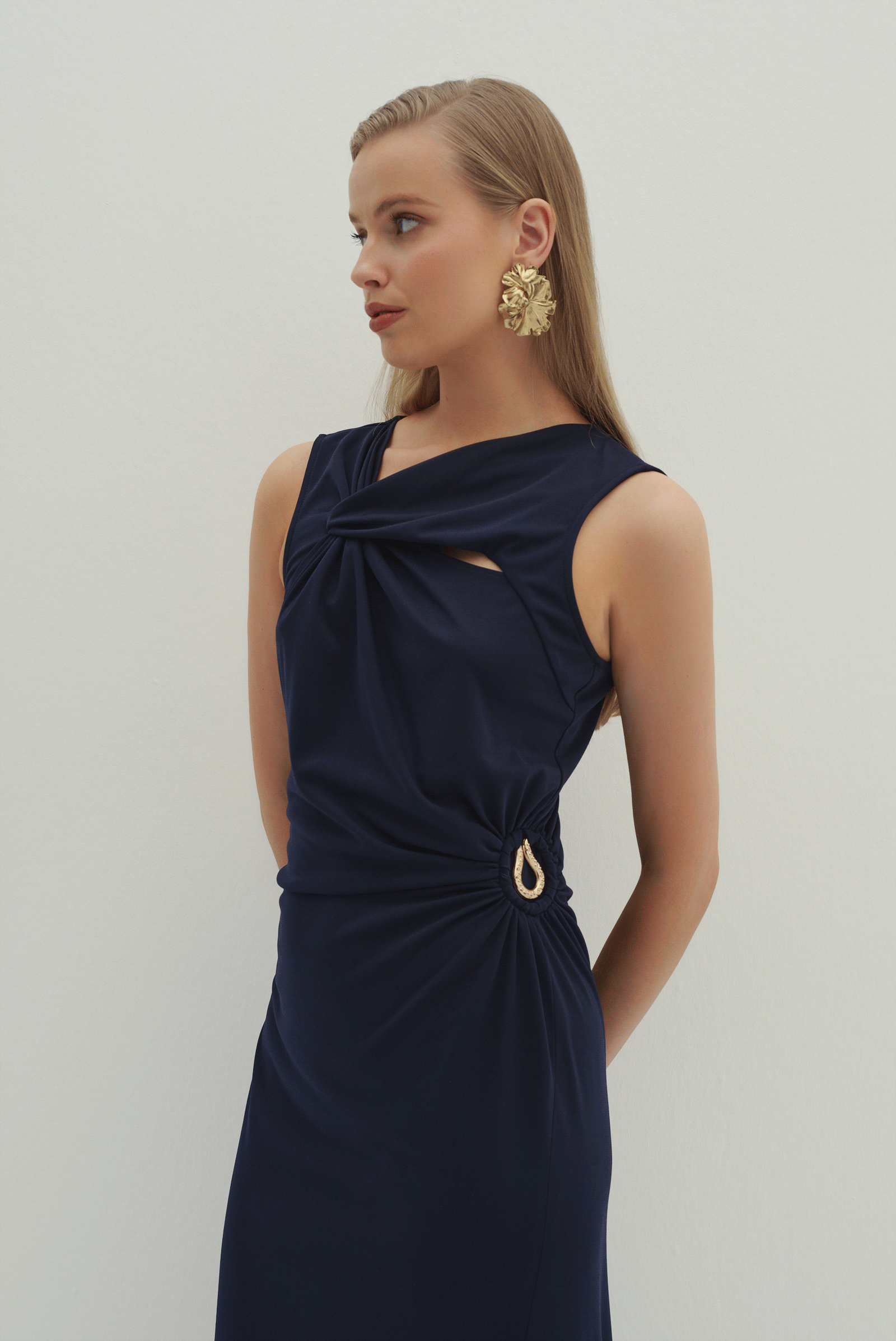 Aksesuar Detaylı Drapeli Yırtmaçlı Uzun Elbise