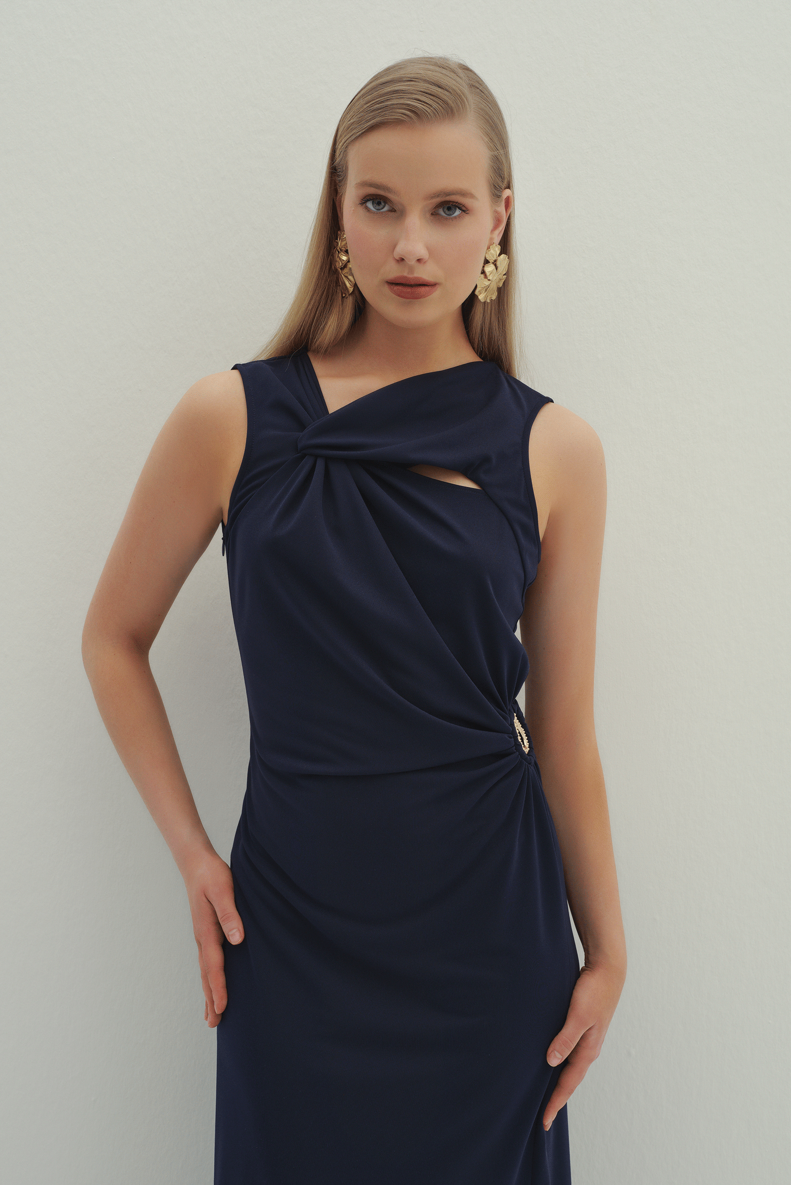 Aksesuar Detaylı Drapeli Yırtmaçlı Uzun Elbise