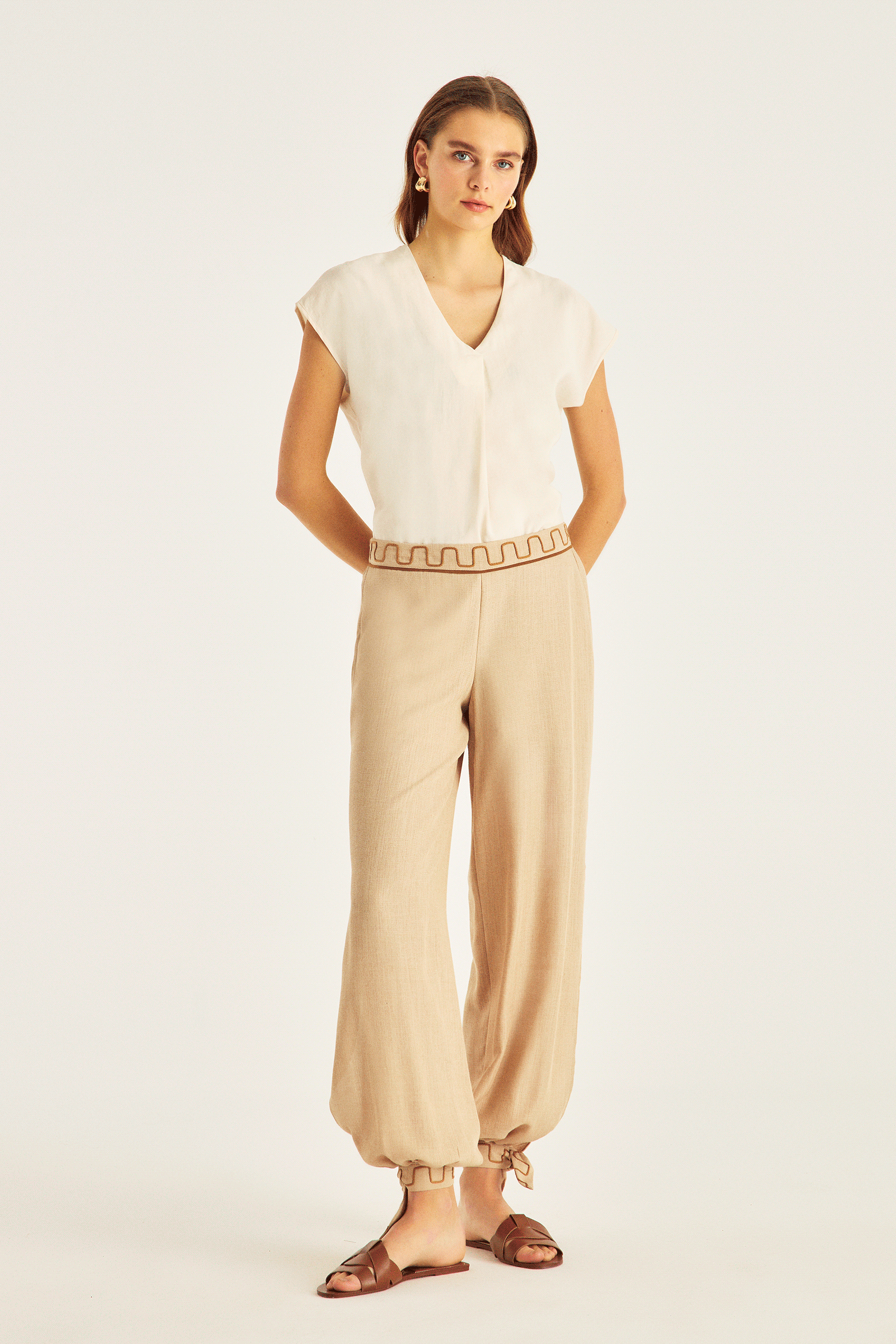 Yırtmaç Detaylı Nakışlı Pantolon