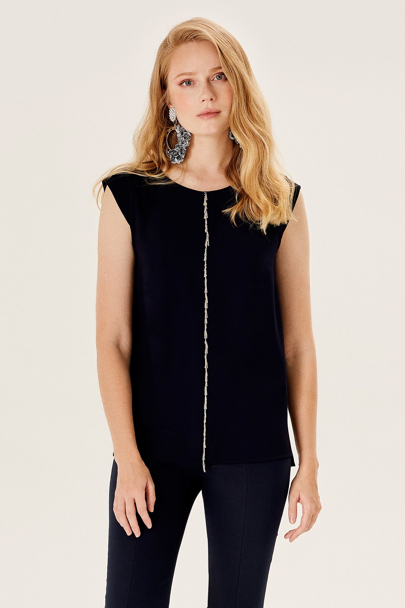 Zincir Detay Kolsuz Bluz