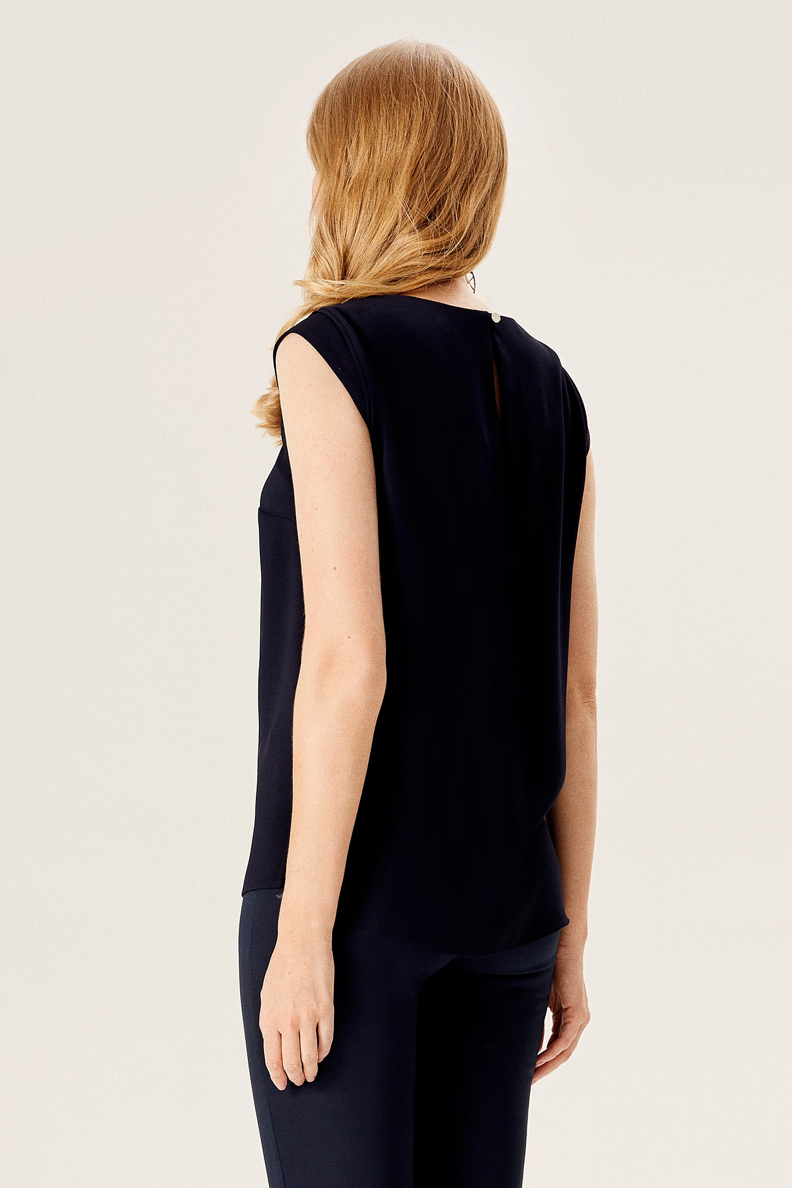 Zincir Detay Kolsuz Bluz