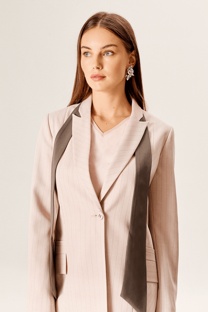 Fularlı Cep Detaylı Blazer Ceket