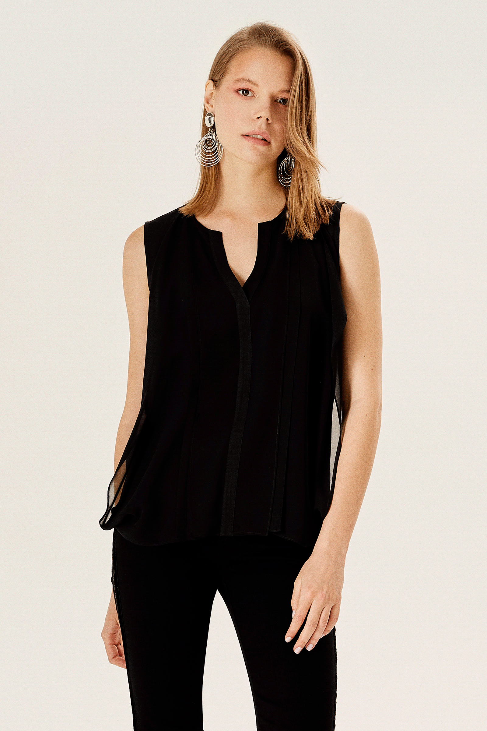 Şifon Detaylı Kolsuz Bluz