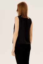 Şifon Detaylı Kolsuz Bluz