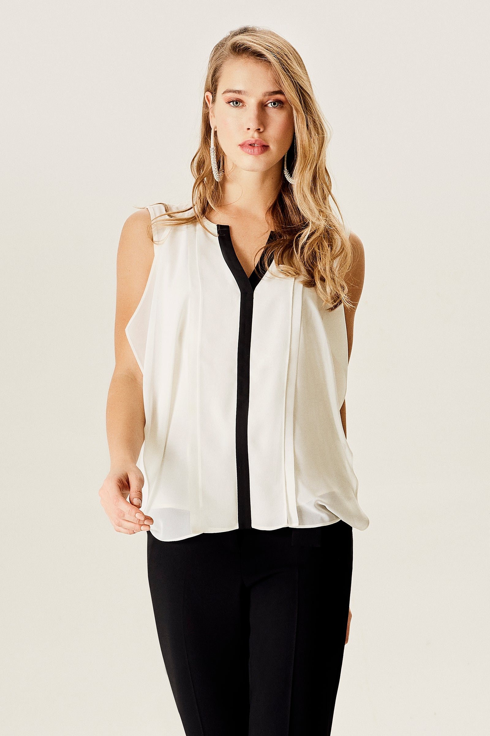 Şifon Detaylı Kolsuz Bluz