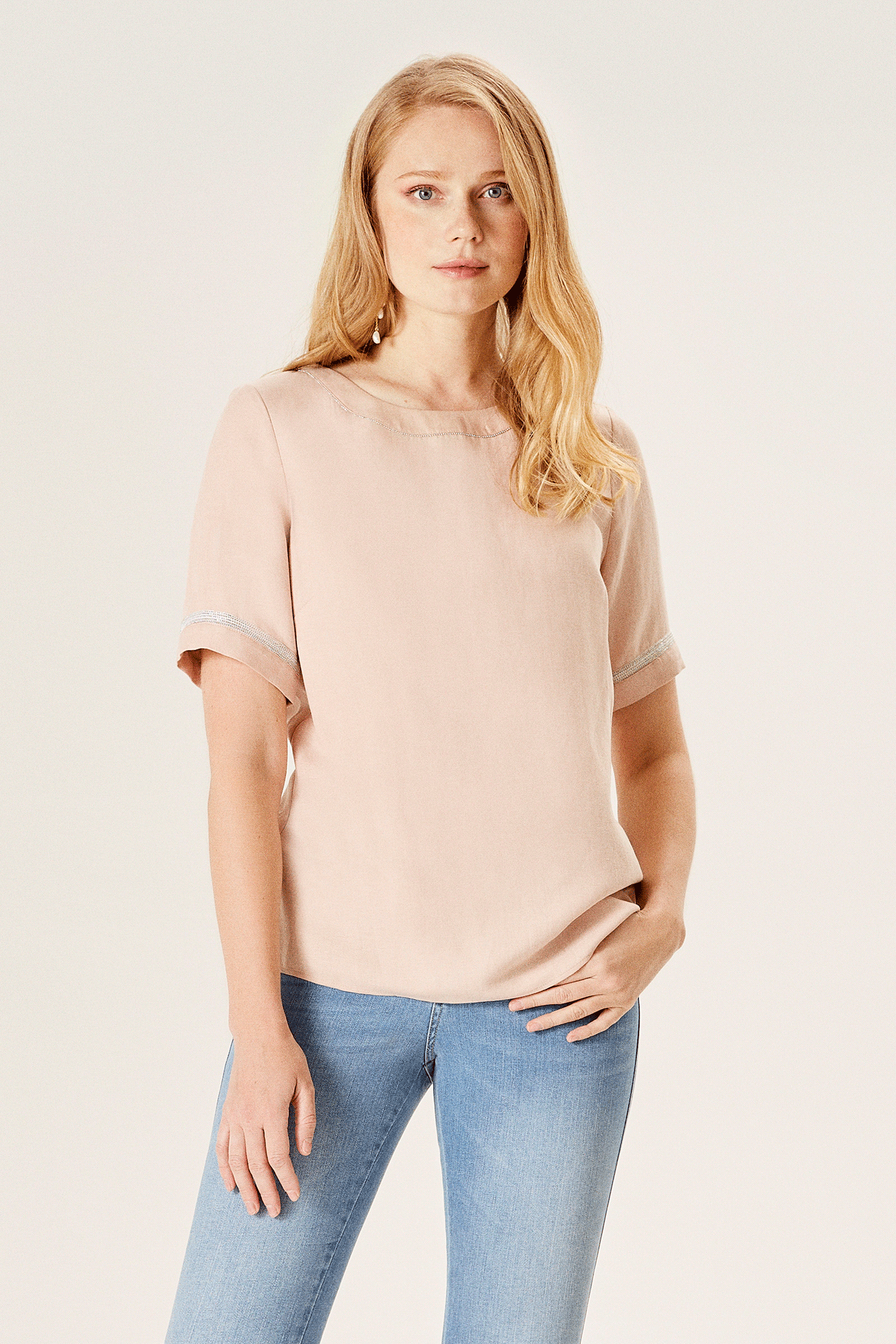 Zincir Aksesuarlı Yarım Kollu Keten Karışımlı Bluz