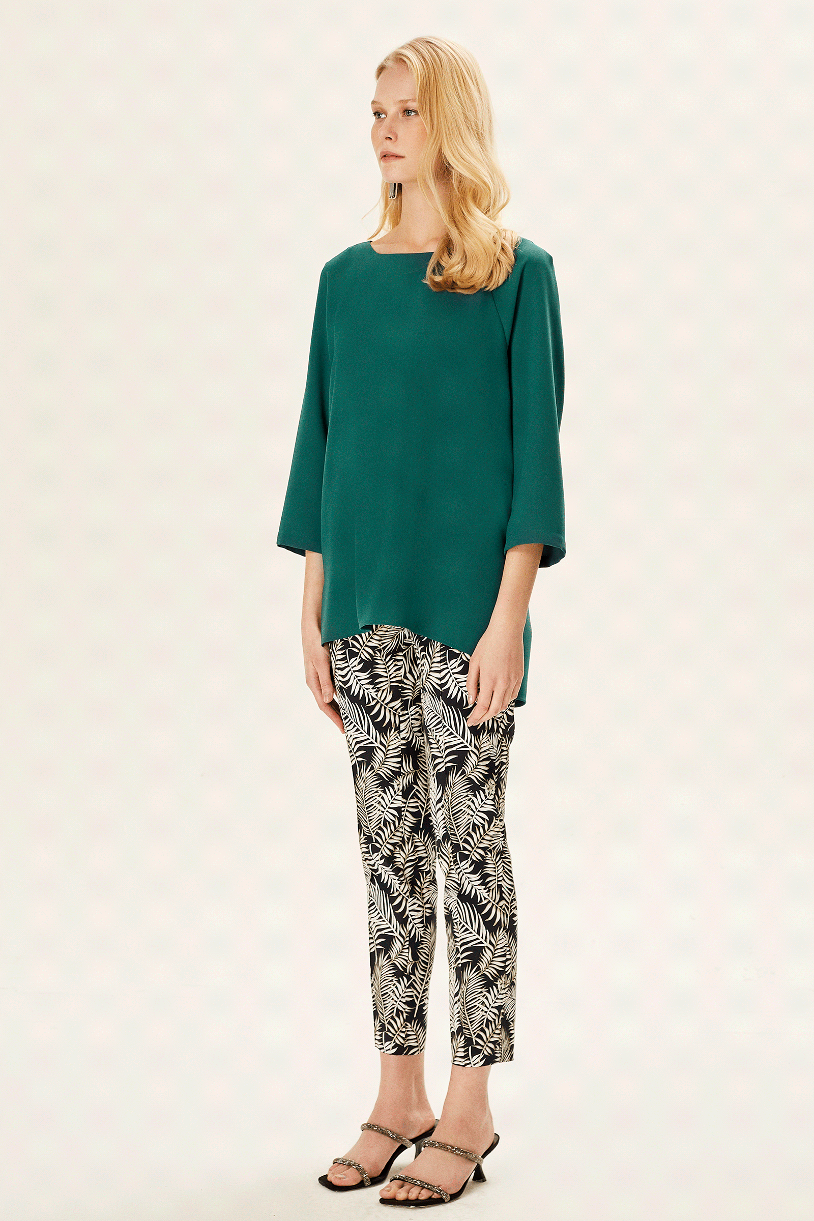 Yanı Yırtmaçlı Arkası Uzun Bluz