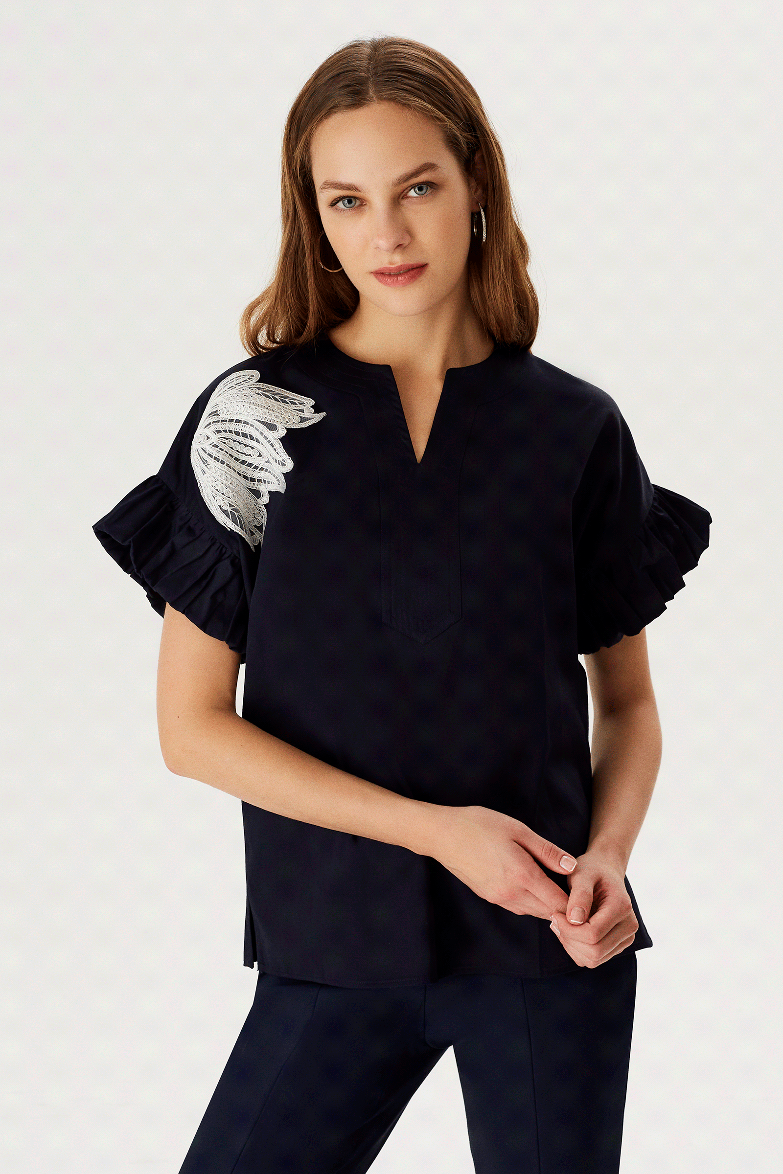 Düşük Balon Kollu Dantel Detaylı Poplin Bluz