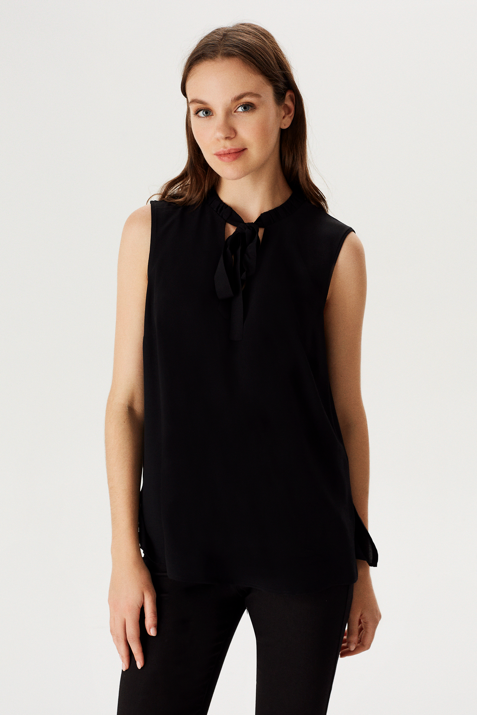 Yakası Bağlama Detaylı Kolsuz Bluz