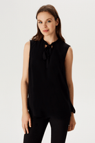 Yakası Bağlama Detaylı Kolsuz Bluz