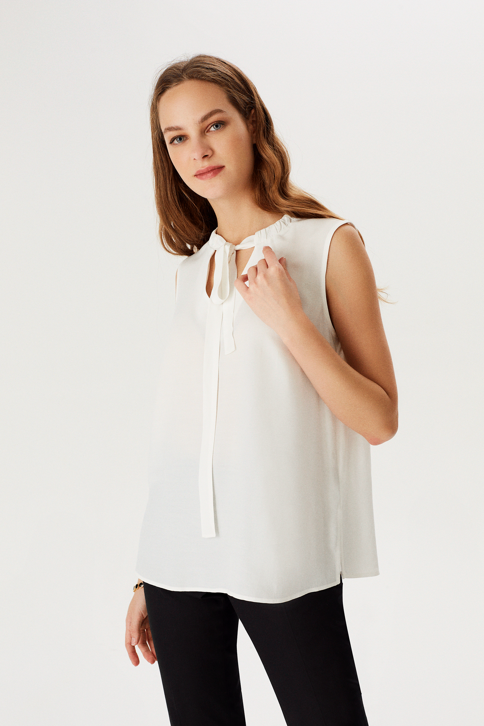 Yakası Bağlama Detaylı Kolsuz Bluz