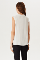 Yakası Bağlama Detaylı Kolsuz Bluz