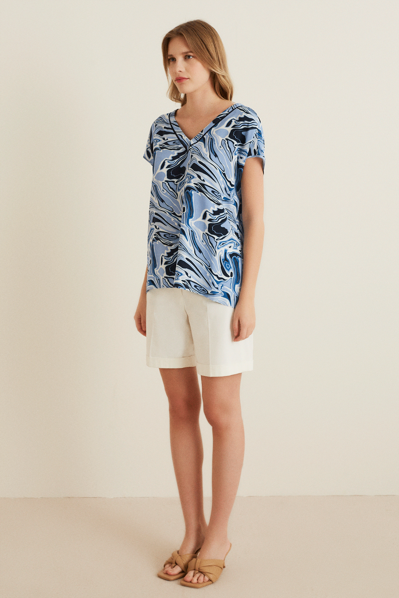 Sırt Detaylı V Yaka Bluz