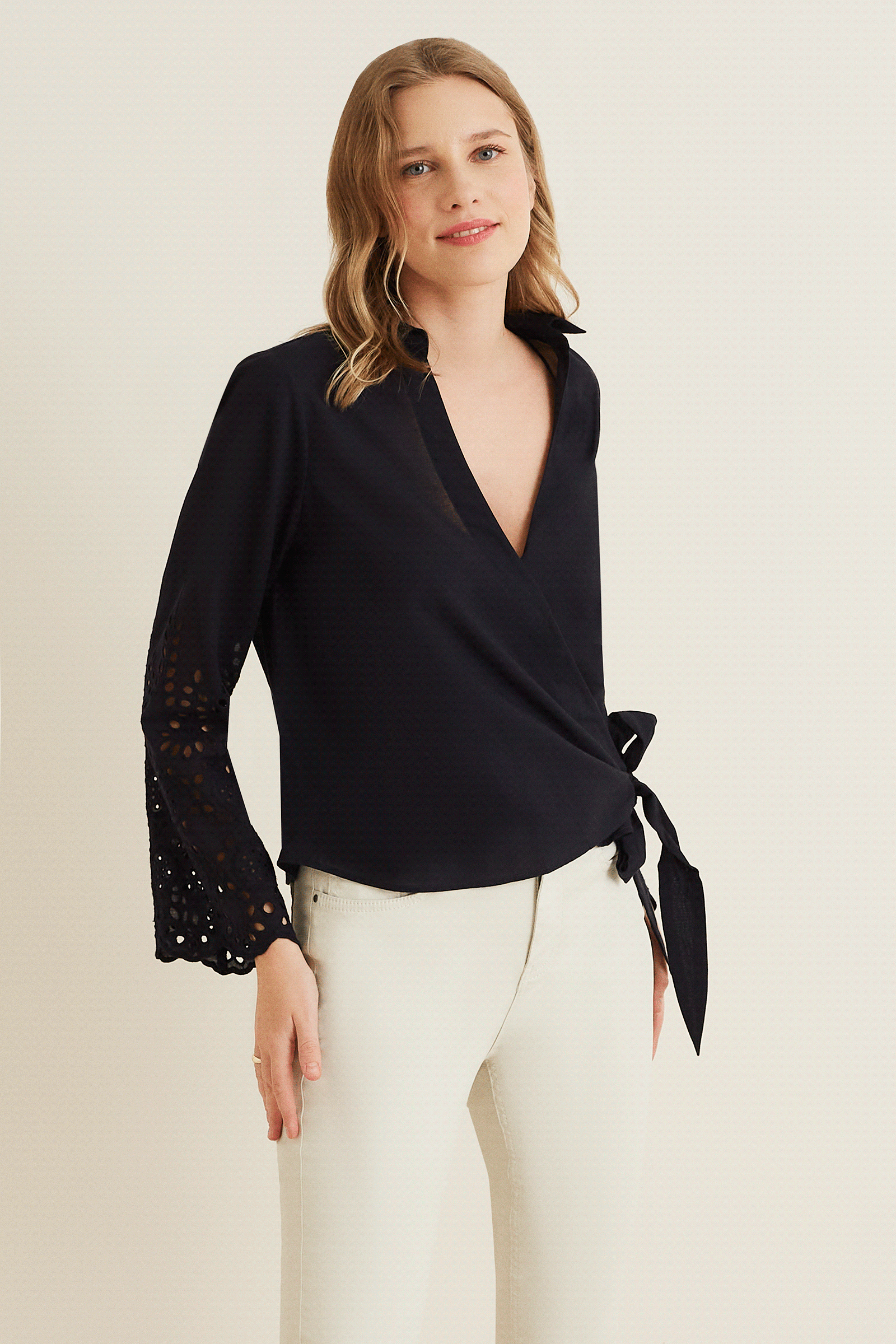 Nakış Detaylı Kruvaze Bağlamalı Bluz