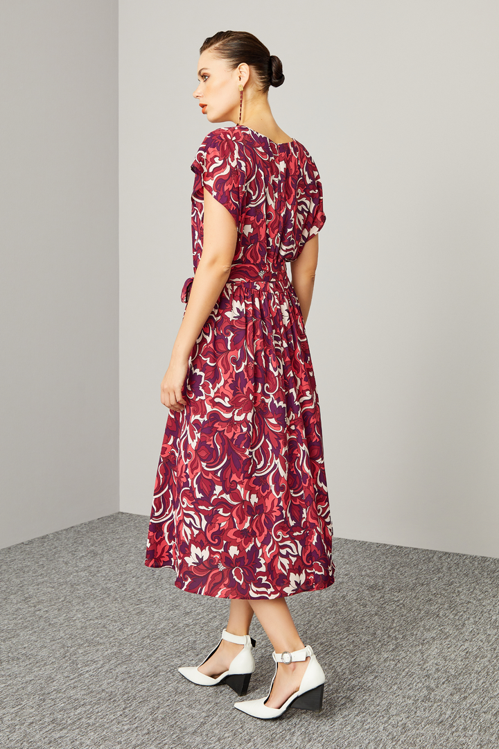 Beli Kuşaklı Desenli Midi Boy Elbise