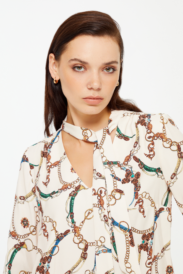 Yakası Bağlama Detaylı Desenli Bluz