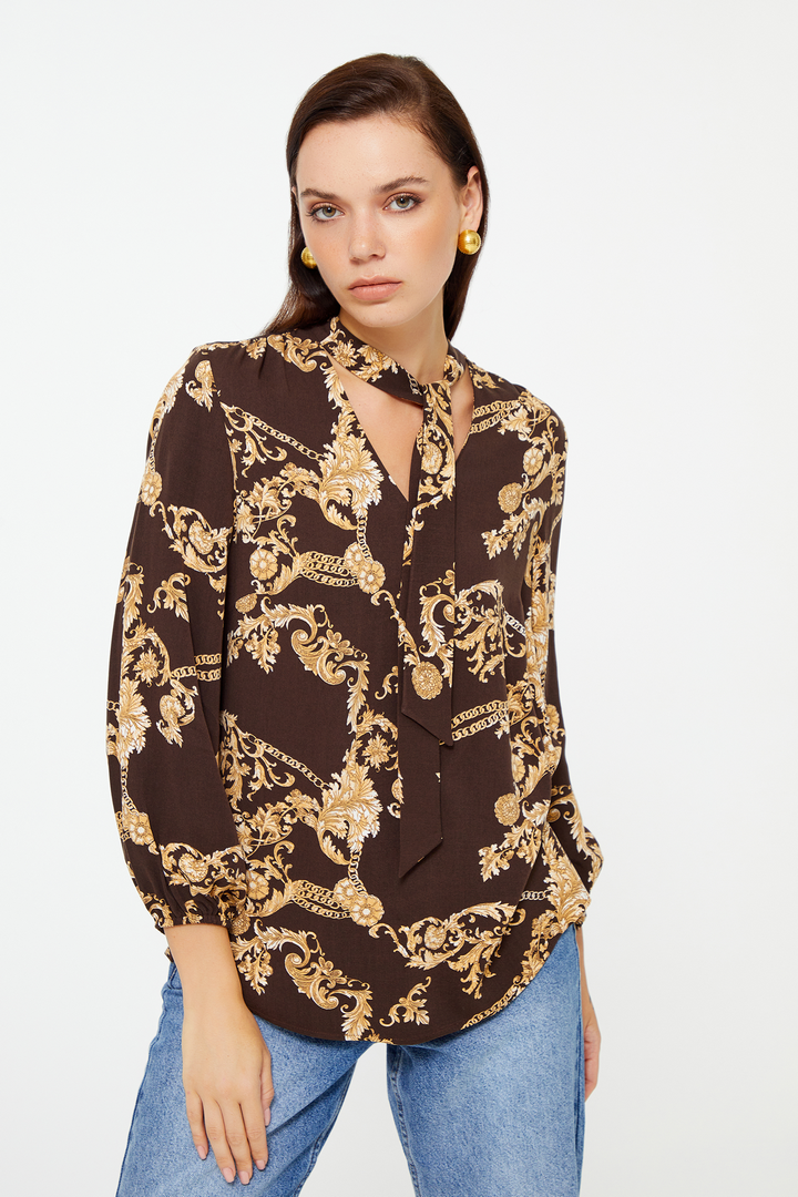 Yakası Bağlama Detaylı Desenli Bluz