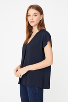 Yakası Zincir Aksesuar Detaylı Bluz