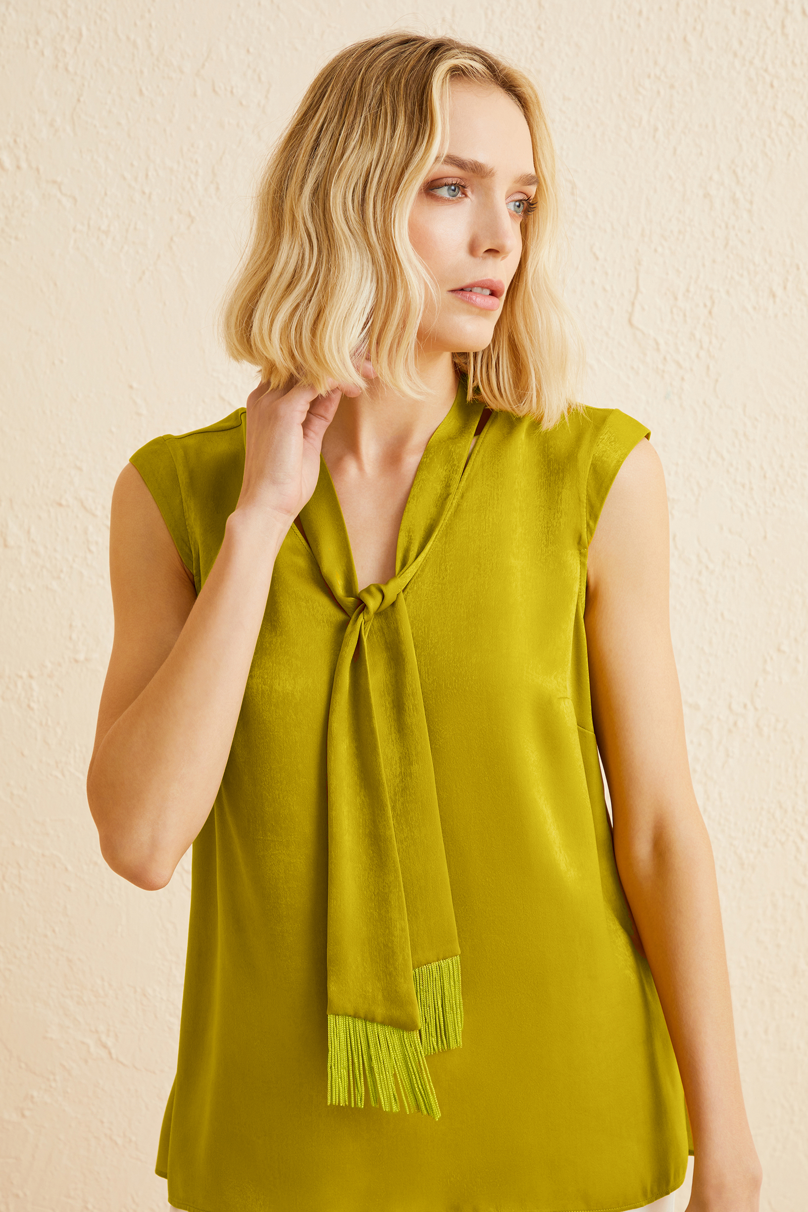 Bağlama Ve Püskül Detaylı Bluz