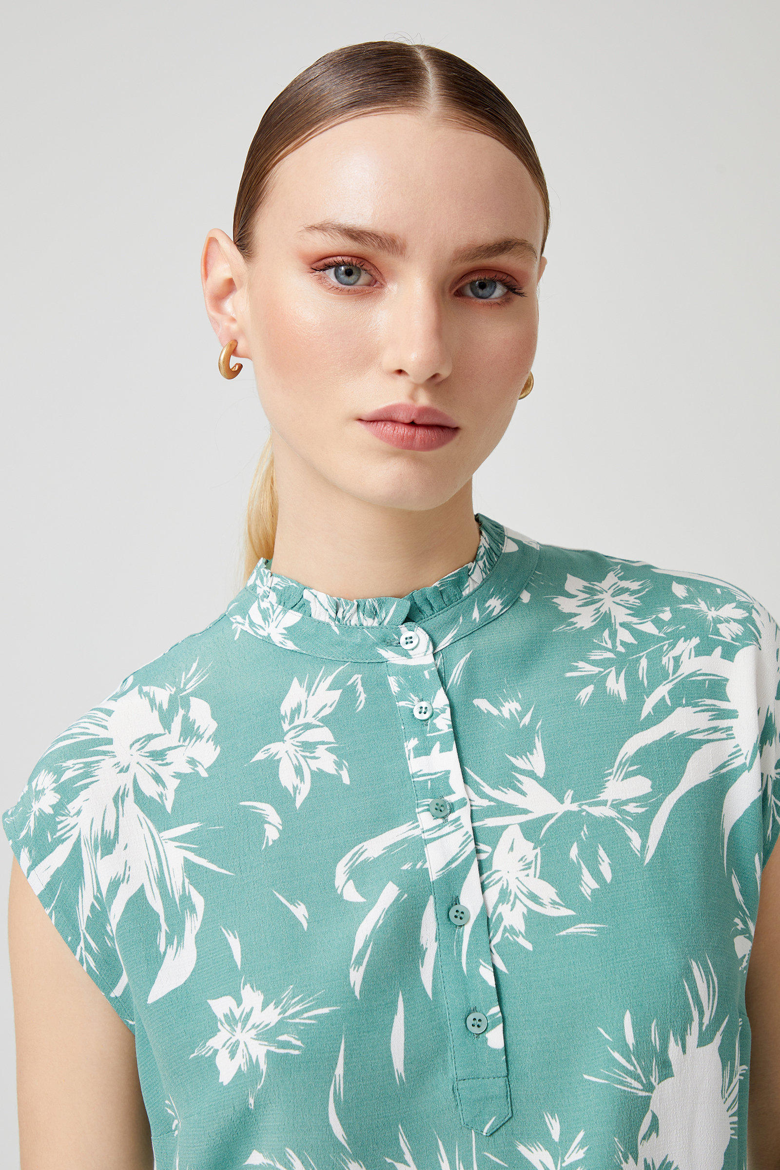 Bağlamalı Kolsuz Bluz