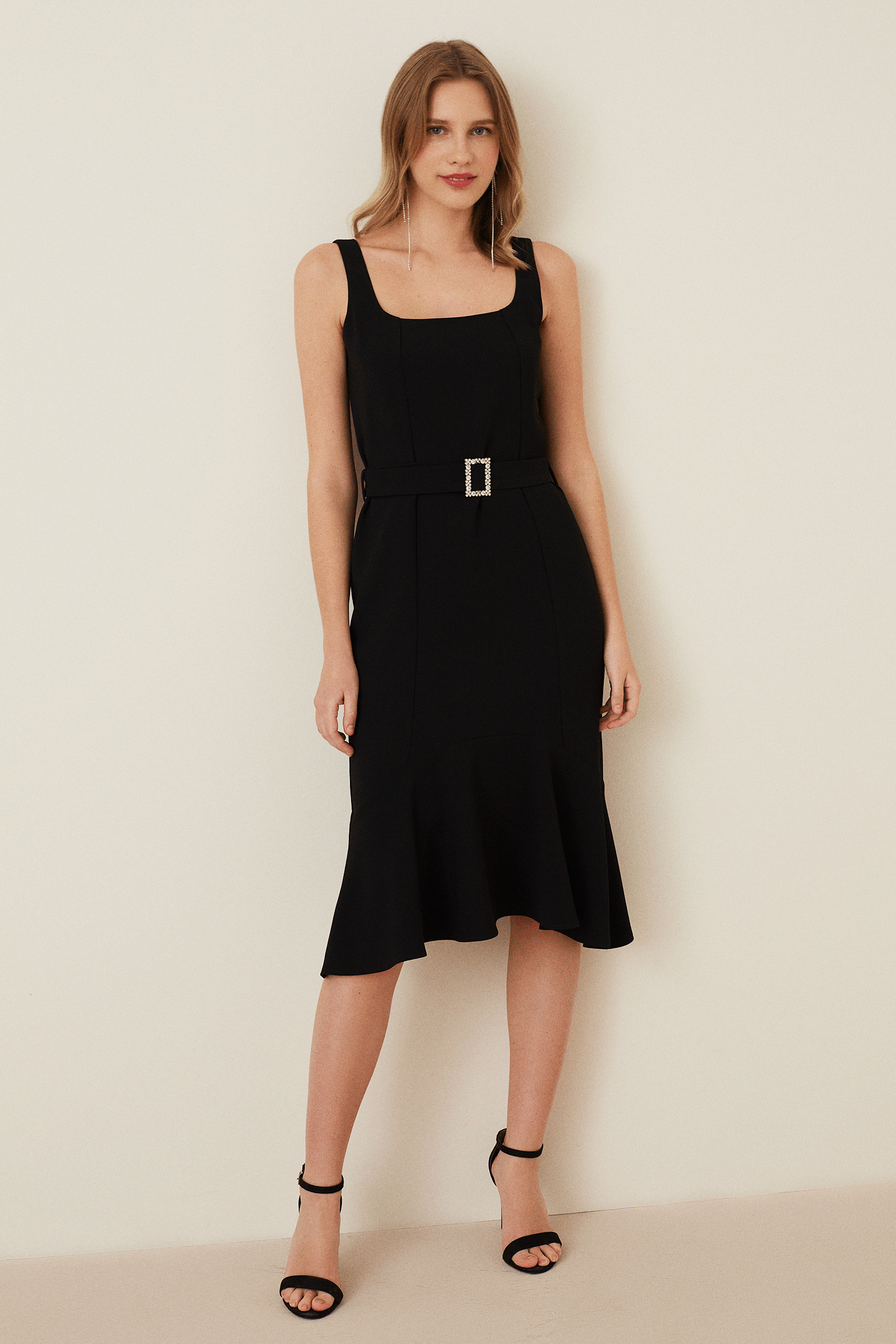 Kare Yaka Etek Ucu Fırfırlı Kemerli Elbise