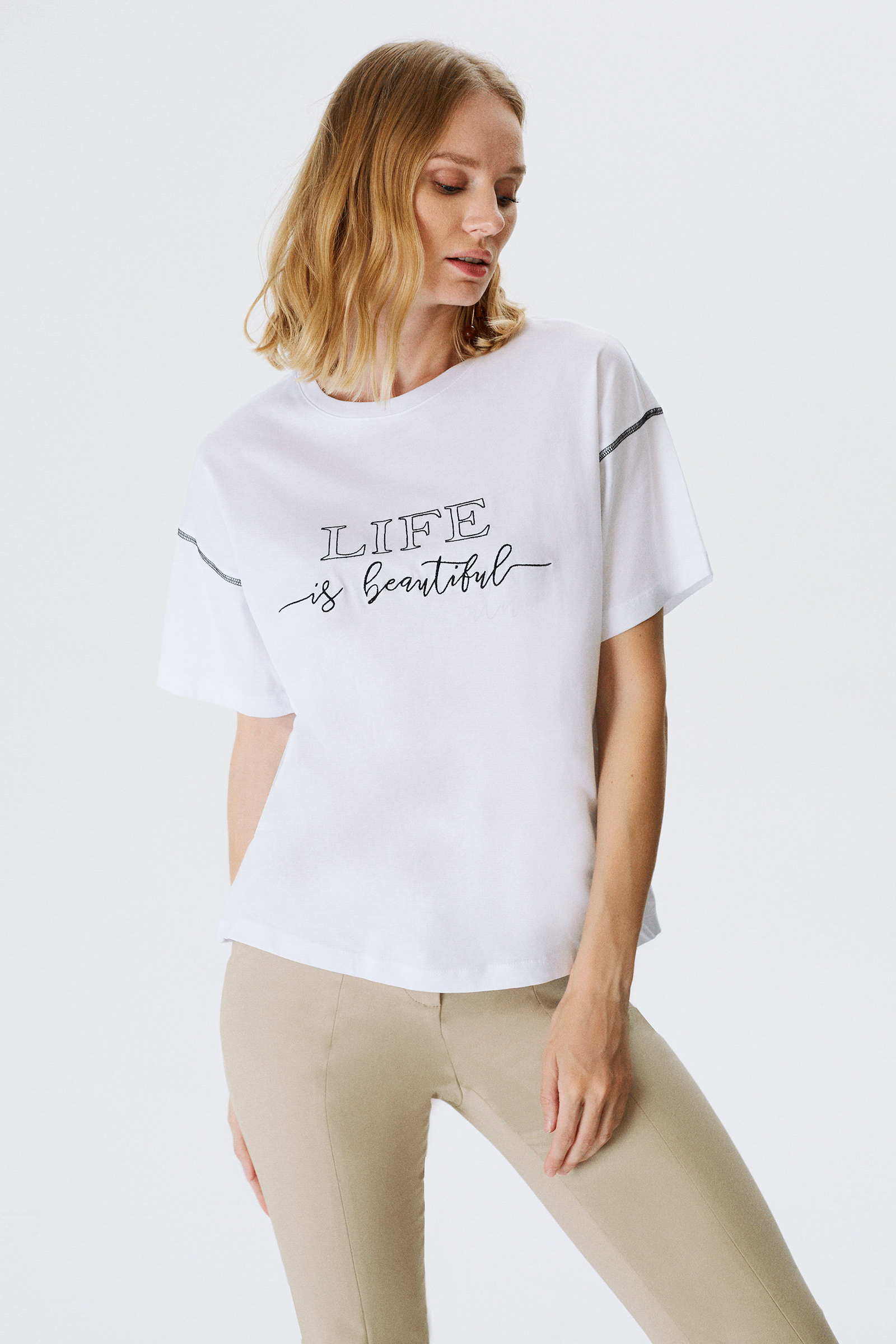 Önü Nakışlı Kontrast Dikişli T-shirt