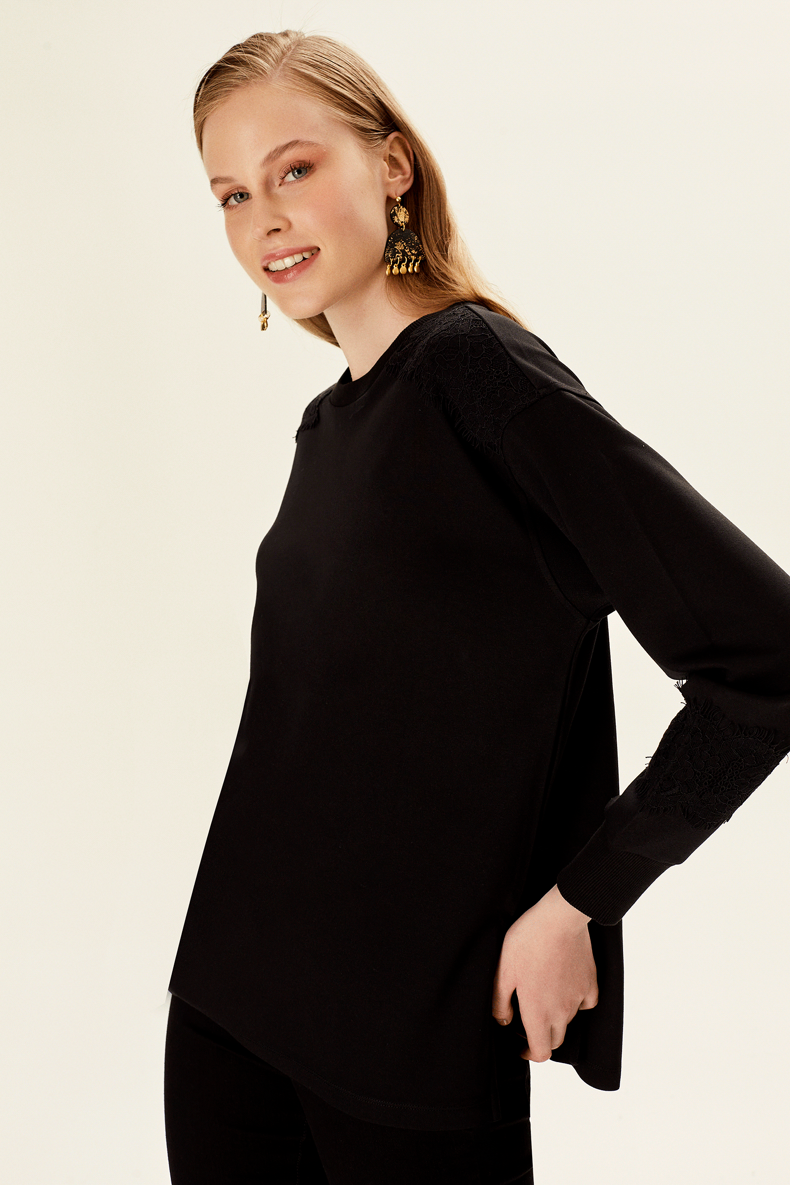 Dantel Detaylı Sweatshirt