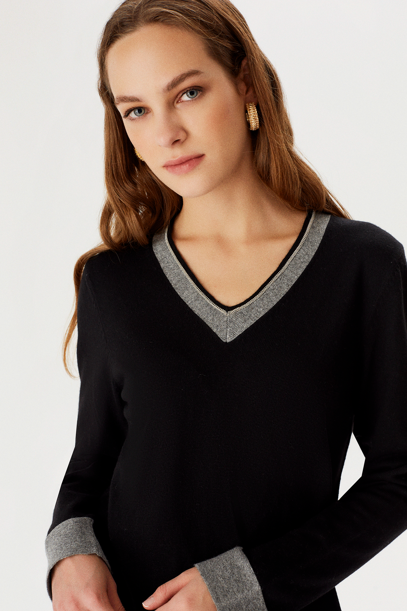 Zincir Detaylı  V Yaka Triko Bluz