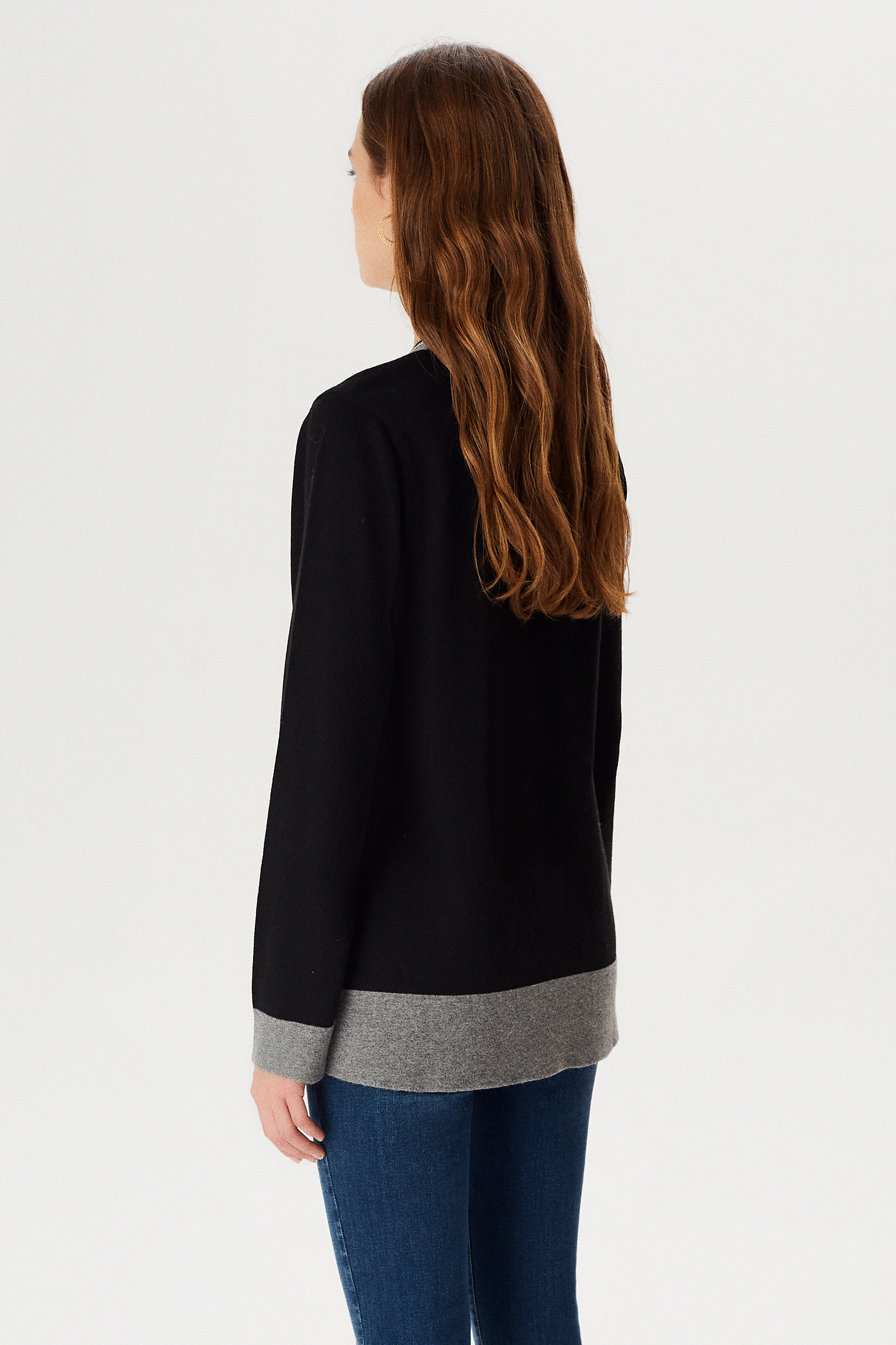 Zincir Detaylı  V Yaka Triko Bluz