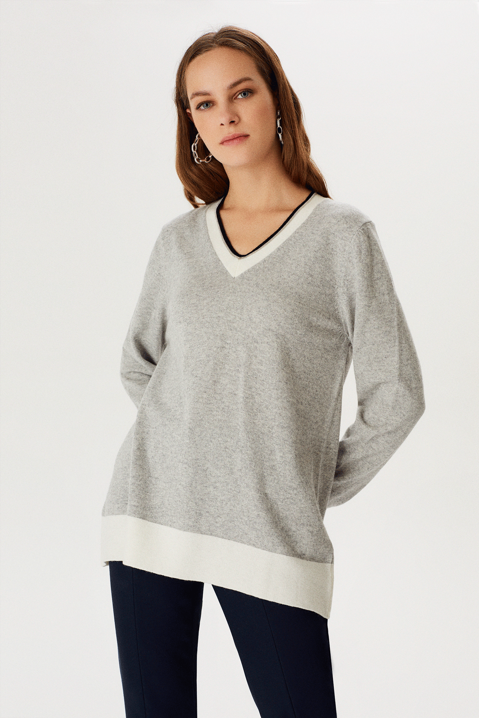 Zincir Detaylı  V Yaka Triko Bluz