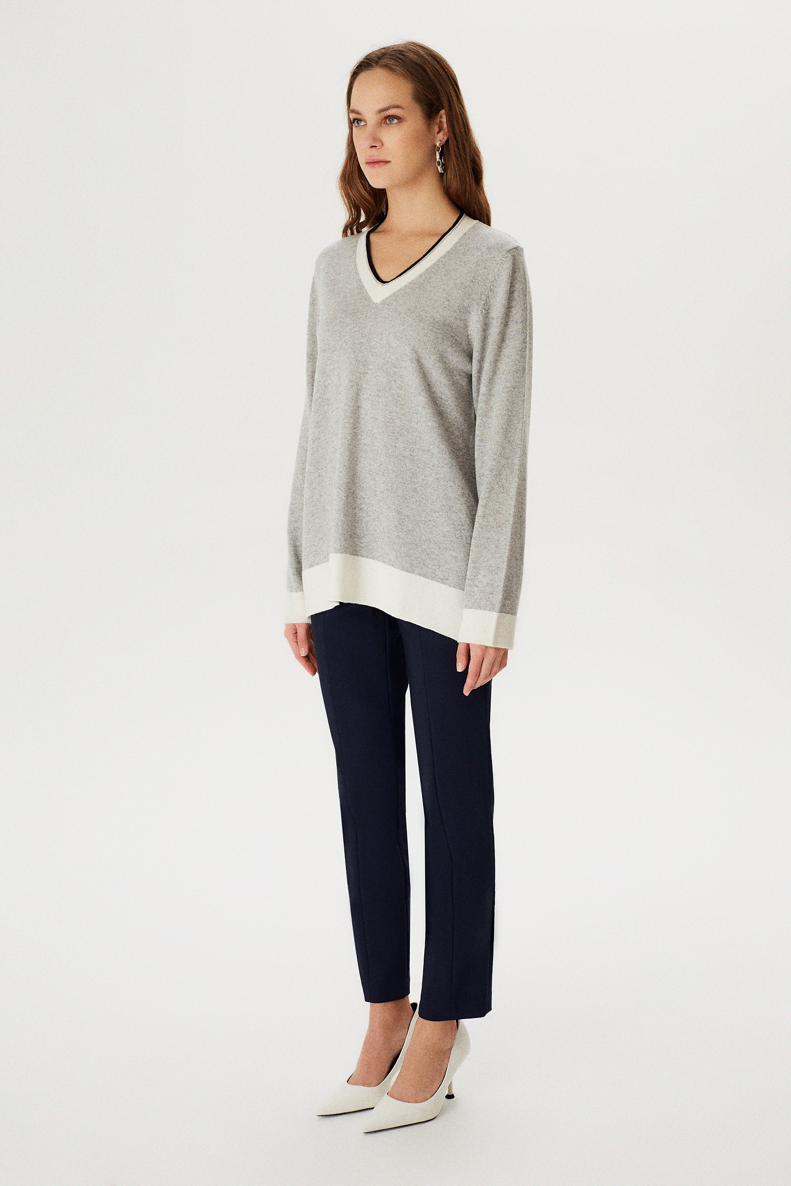 Zincir Detaylı  V Yaka Triko Bluz