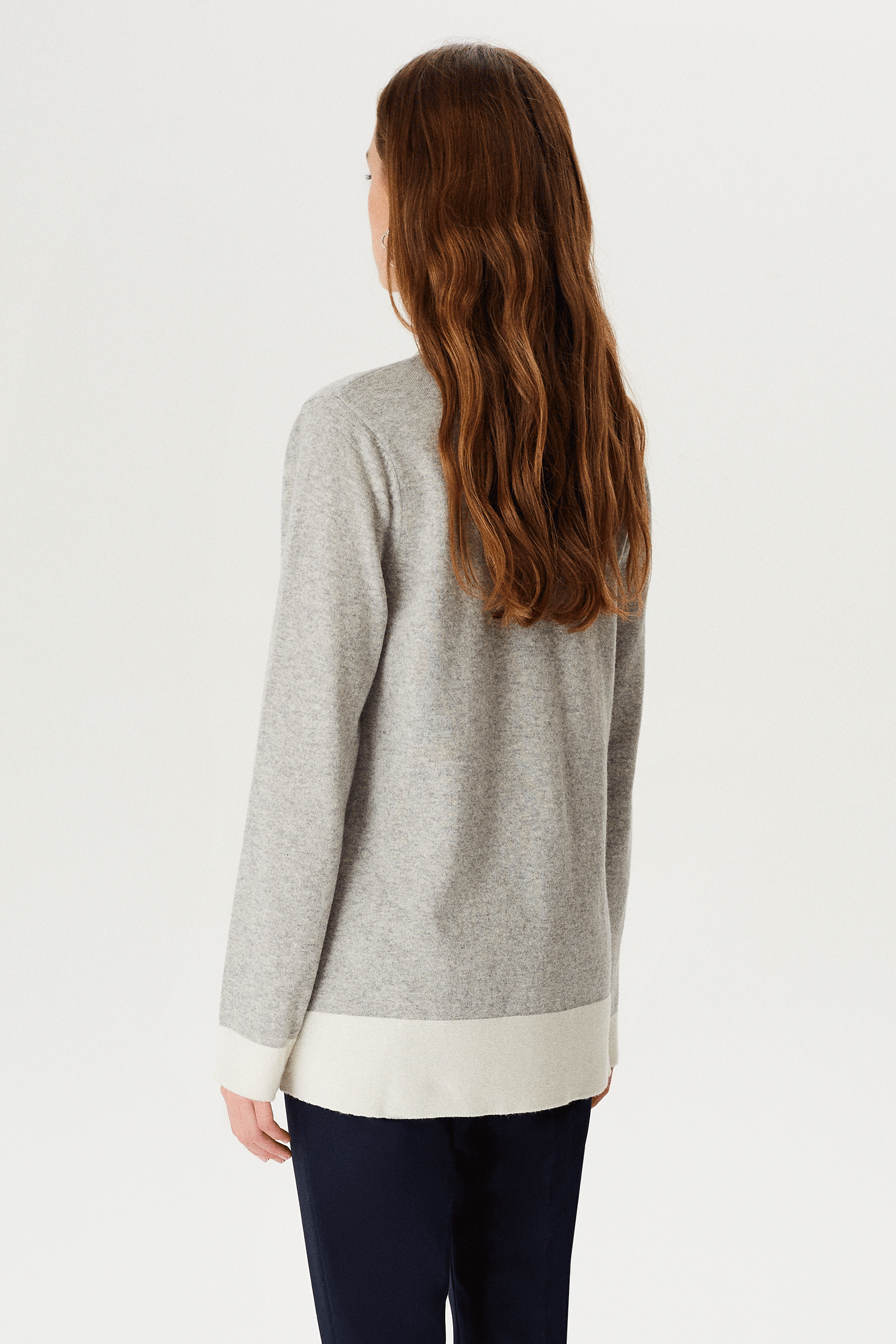 Zincir Detaylı  V Yaka Triko Bluz