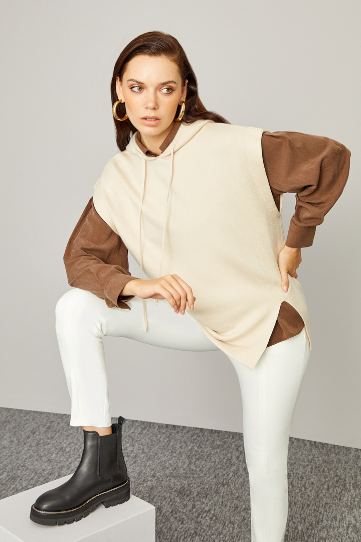 Tek Yanı Yırtmaçlı Kapüşonlu Triko Süveter