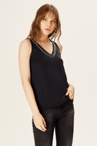 Zincir Aksesuarlı Kolsuz Penye Bluz