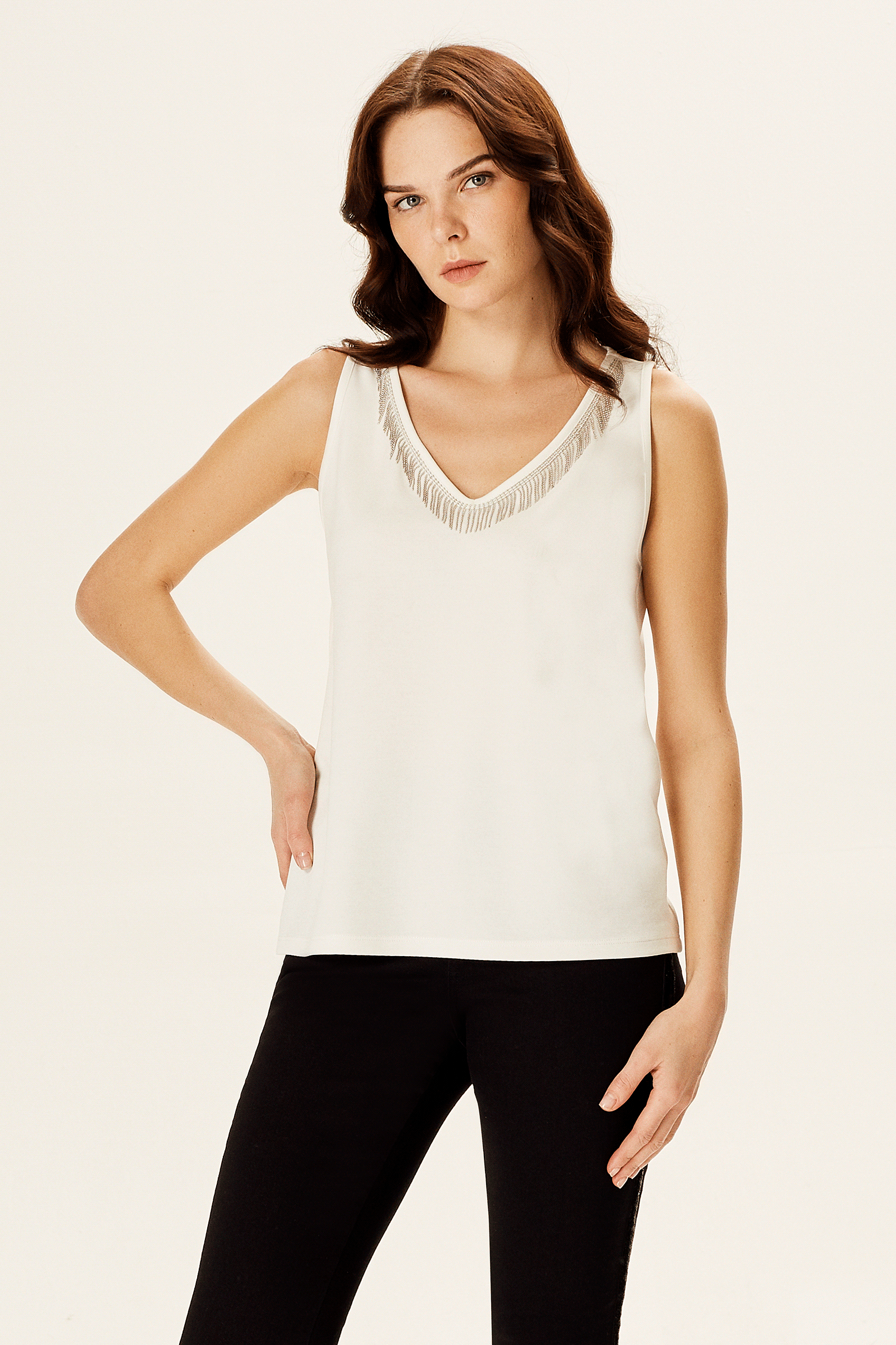 Zincir Aksesuarlı Kolsuz Penye Bluz