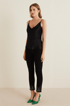 Askılı Taş Detaylı Degaje Yaka Bluz